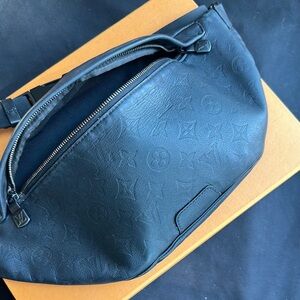 Louis Vuitton Discovery Bum Bag PM SHAD.